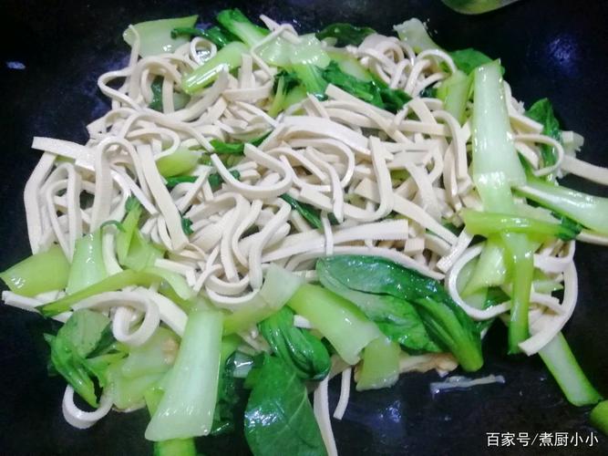 小油菜炒豆腐皮 豆腐皮是比較常見的一種豆制品,這種豆制品因為水分